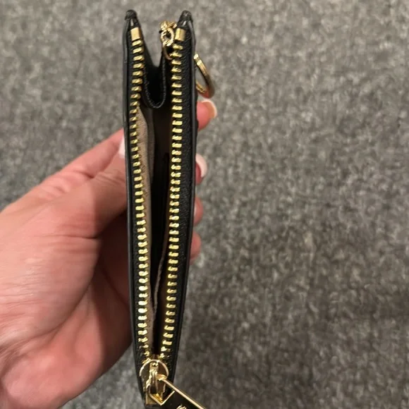 Michael Kors keychain wallet
BRAND NEW !
Cute taxi detail - Picture 3 of 4